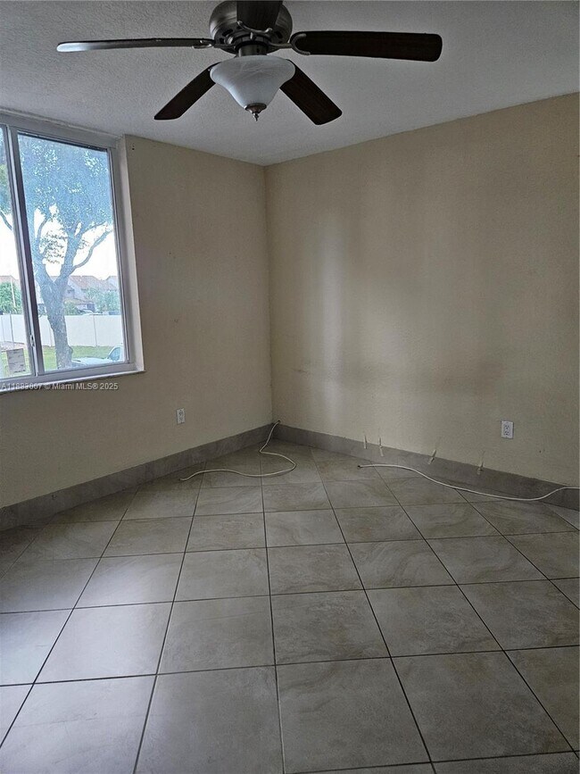 Building Photo - 10000 NW 80th Ct