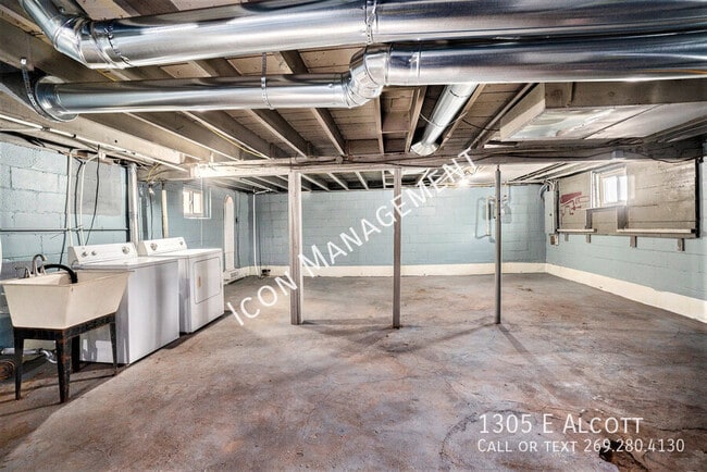 Building Photo - 1305 E Alcott-