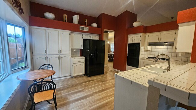 Building Photo - Great NW home with POOL & SOLAR!