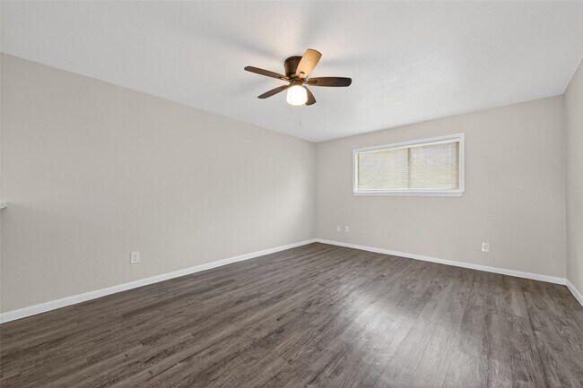 Building Photo - 427 Hollyvale Dr