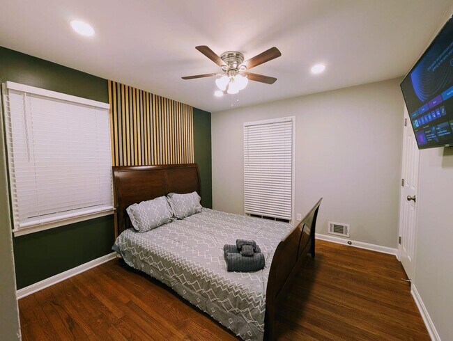 Building Photo - 469 Holt Rd NE