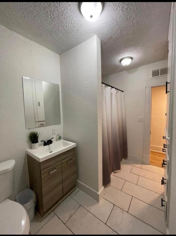 Building Photo - 1205 E English St