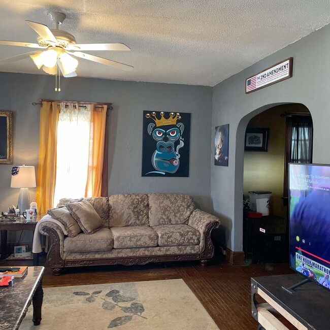 Building Photo - 208 S Main St