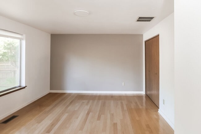 Building Photo - Federal Way 2-Story