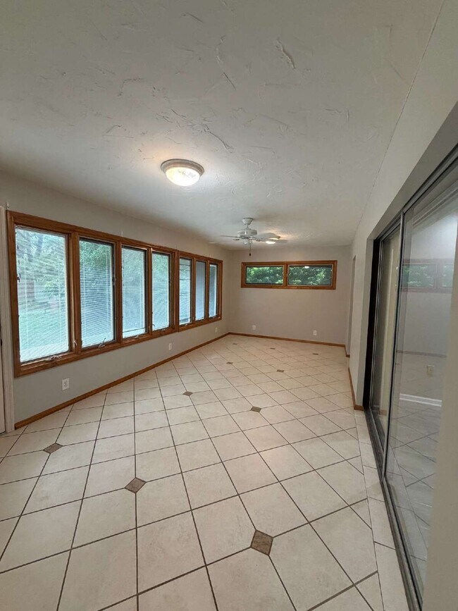Building Photo - 423 Whispering Oaks Ct