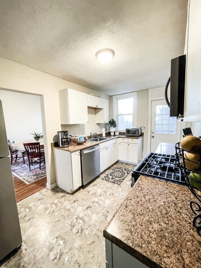 Building Photo - 433 Winton St