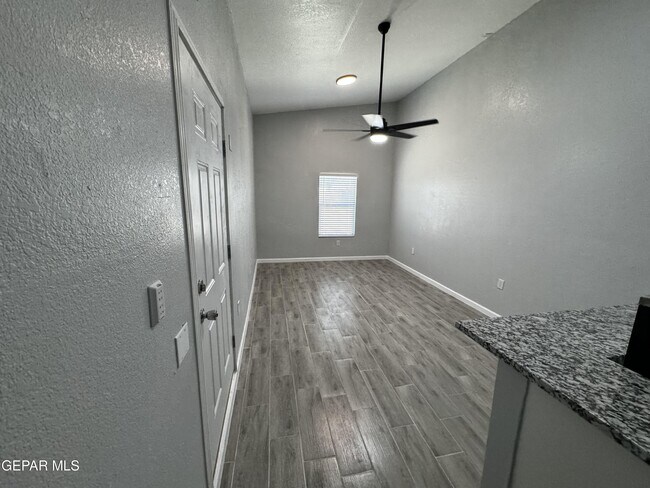 Building Photo - 10277 N Loop Dr