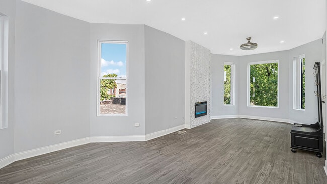 Building Photo - 3227 W Beach Ave