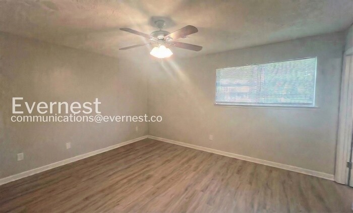 Building Photo - 1085 Samuel Dr