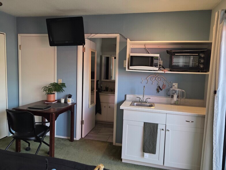 Table, TV, Bath, kitchenette - 1945 La Jolla Ct