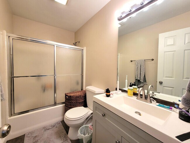 Building Photo - 306 Golden Valley Dr