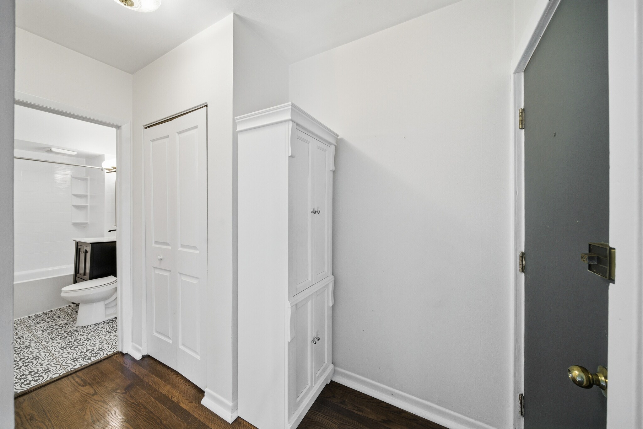 Building Photo - 724 W Buena Ave