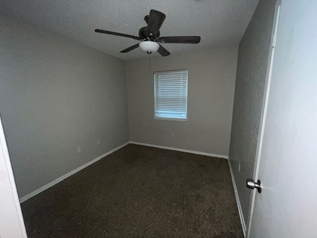 Building Photo - 2506 Hidden Valley Dr