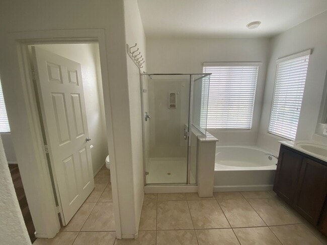 Building Photo - Beautiful 3 Bedroom 2 and 1/2 Bathrooms Ho...