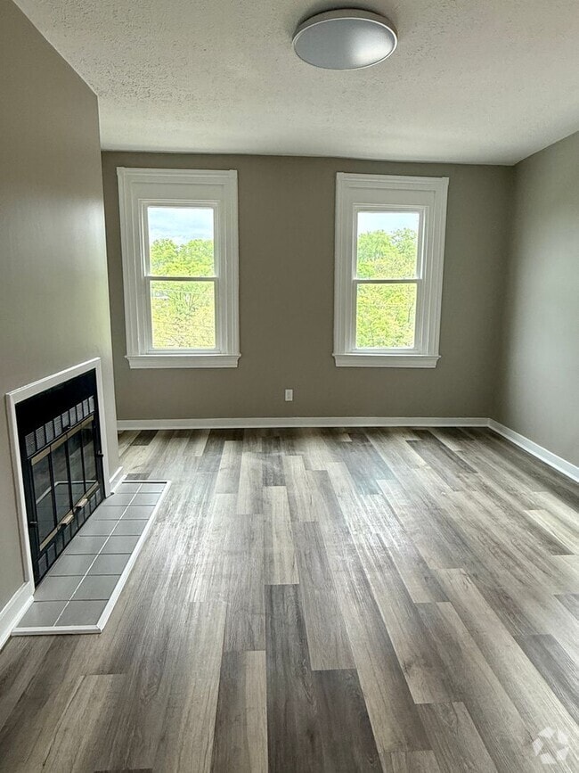 Building Photo - 3 bedroom apartment by UC campus!