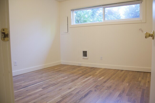 Building Photo - 2bed, hardwoods, granite, dishwasher, park...