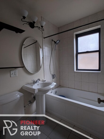 Building Photo - 736 W Addison St