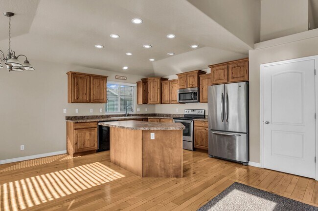 Building Photo - 574 E 200 N