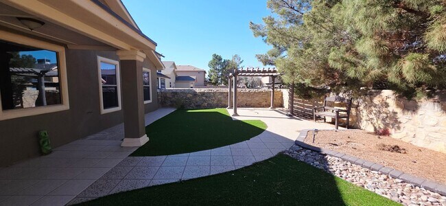 Building Photo - Adorable 3 bedroom, 2 bath apartment in East El Paso!