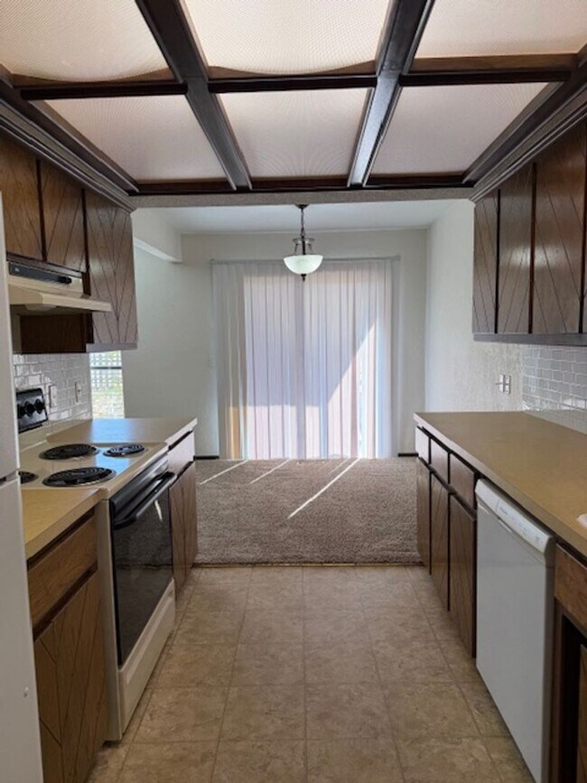 Building Photo - Spacious 2 bed/2.5 Baths - Duplex in the Surrey Hills Addition