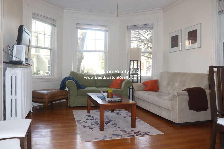 Building Photo - 8 Forest St