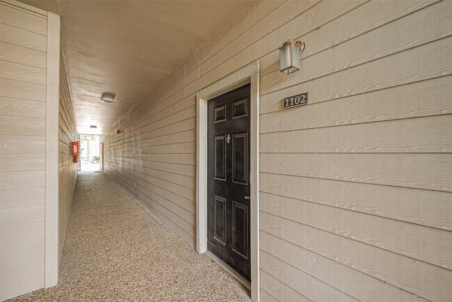 Building Photo - 1330 Old Spanish Trl