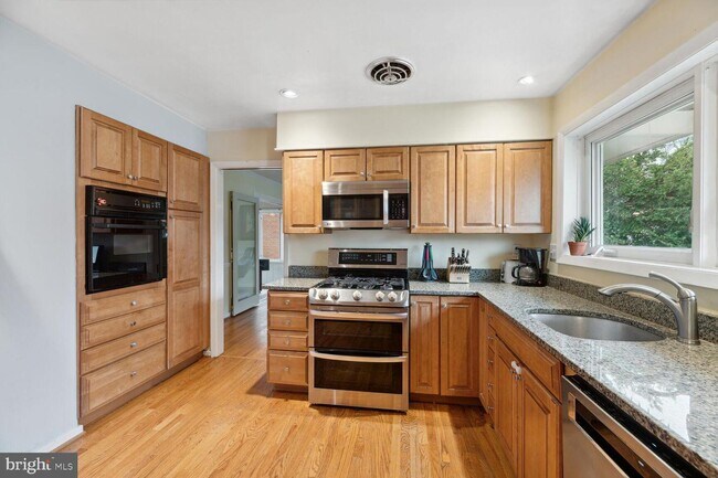 Building Photo - 6909 Andover Dr
