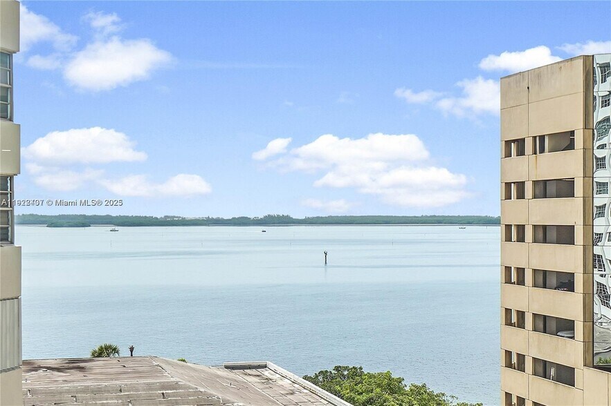 Building Photo - 999 Brickell Bay Dr