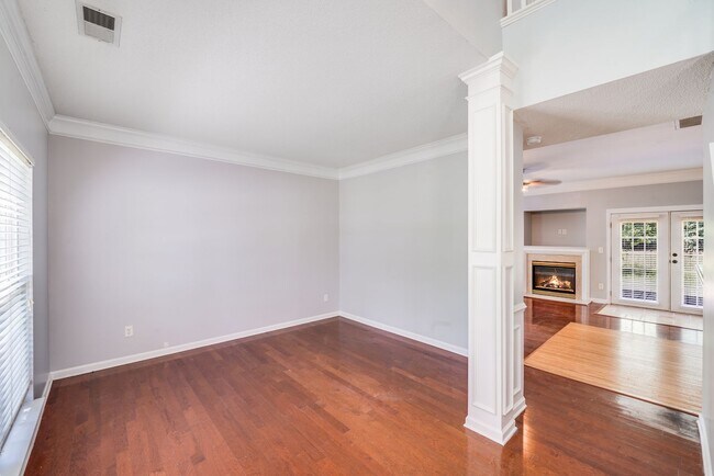 Building Photo - Beautiful 3BR/2.5BA Near Rivergate & Charl...