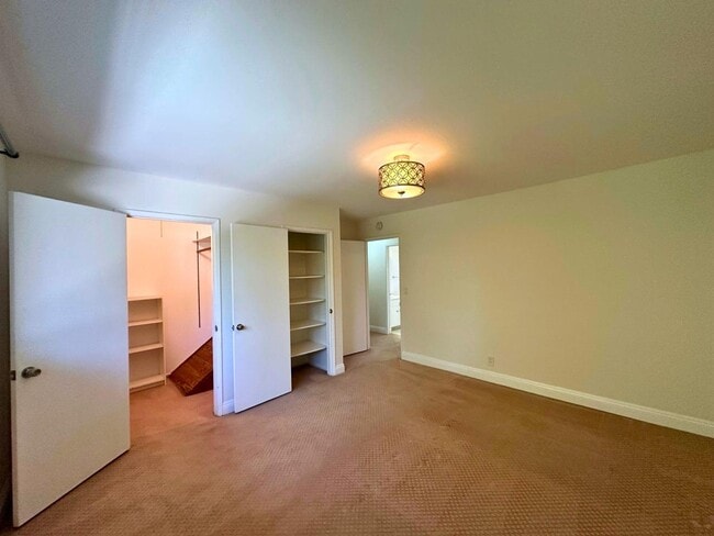 Building Photo - 2047 Montecito Ave