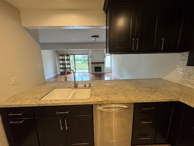 Building Photo - Serene 2 bedroom townhome