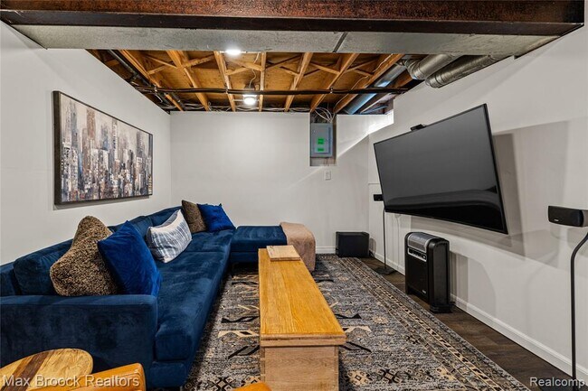 Building Photo - 704 Oakbrook Ridge Dr