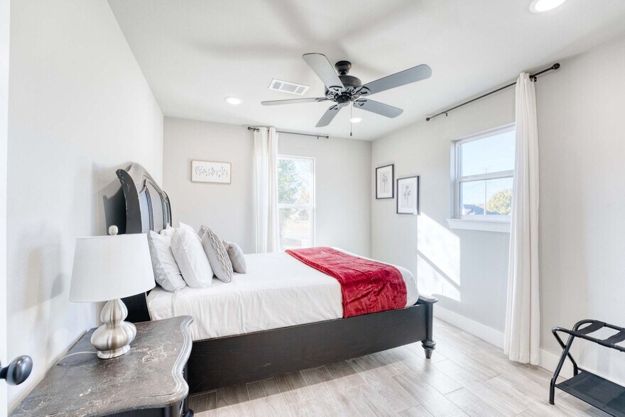 Building Photo - 214 NW L St