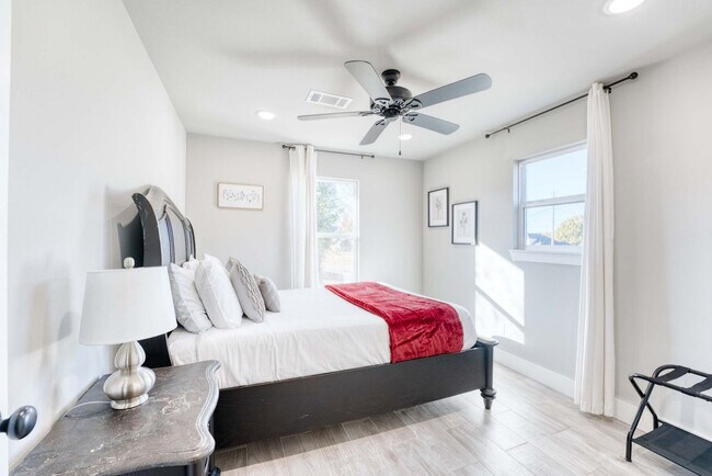 Building Photo - 214 NW L St