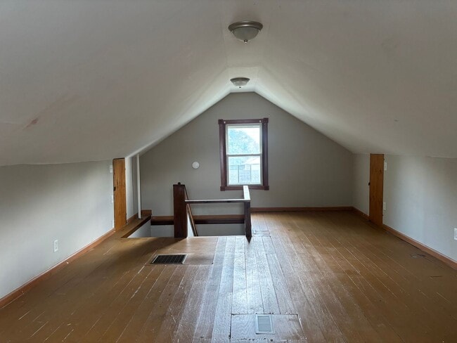 Building Photo - 516 Wrexham Ave