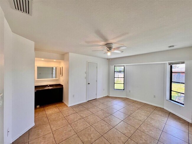 Building Photo - 931 Fairfax Terrace NW