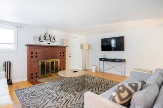 Building Photo - 253 Main St