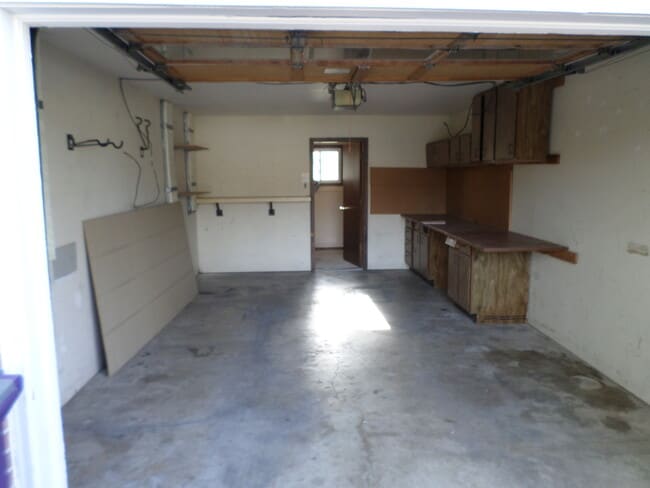 Building Photo - 2 bedroom on quiet street!