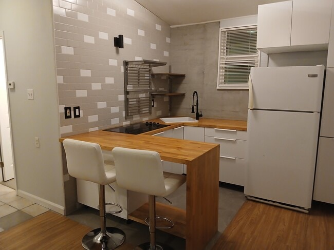 Building Photo - 2604 Rogers Ave