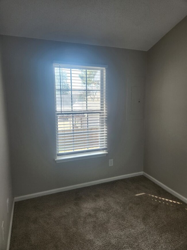 Building Photo - Completely Renovated in 2023 Second Level Condo