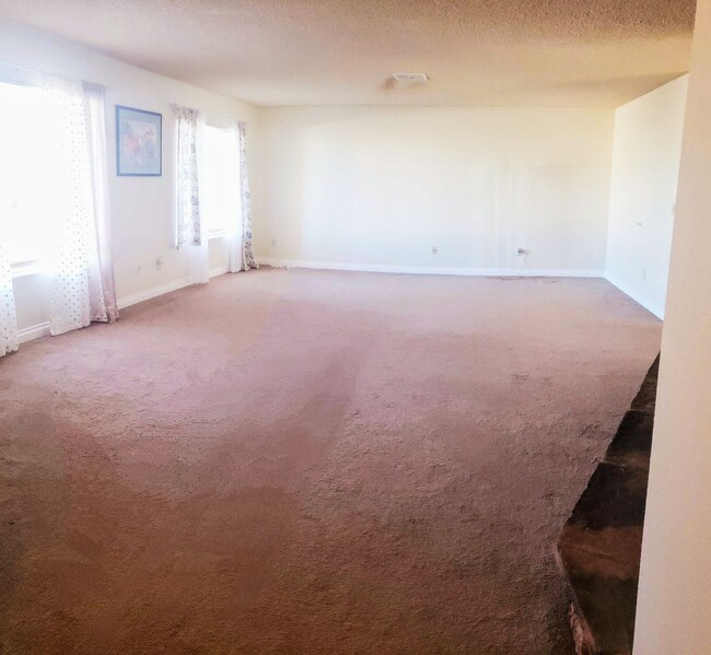 Building Photo - Spacious 4 bedroom home in Yucca Valley