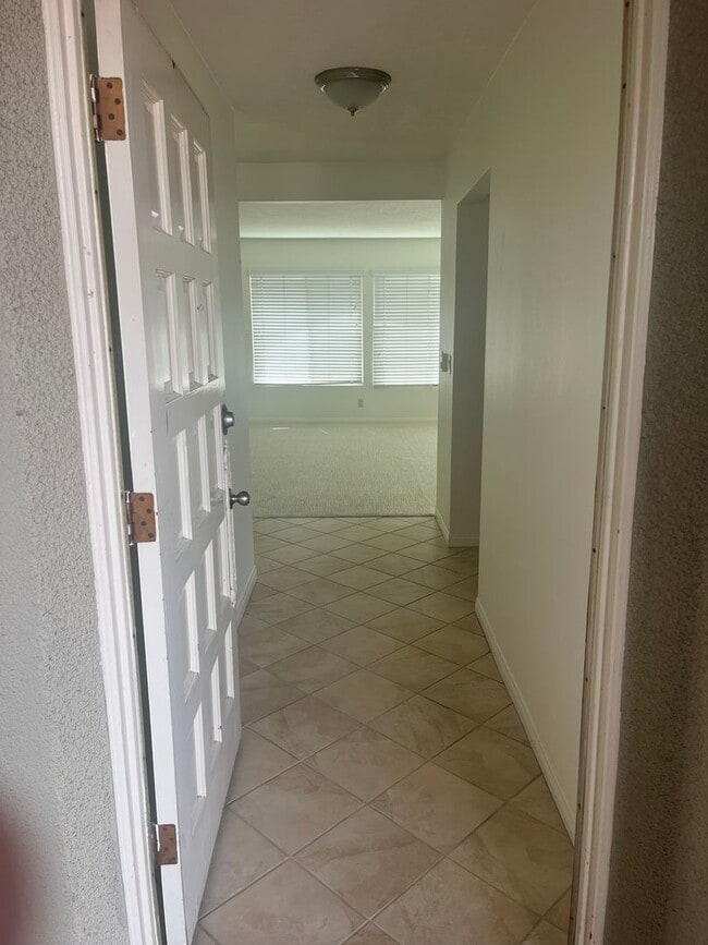 Building Photo - FANTASTIC CONDO IN THE HEART OF BELMONT SHORES/BLUFF PARK!