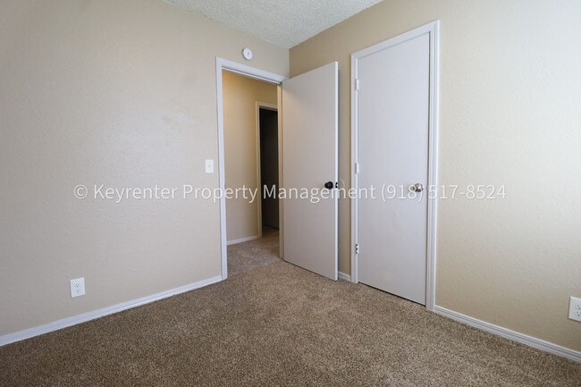 Building Photo - 4902 S Gum Ave