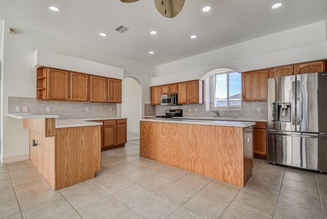 Building Photo - Beautiful 4/3/3 on a private 1 acre lot.