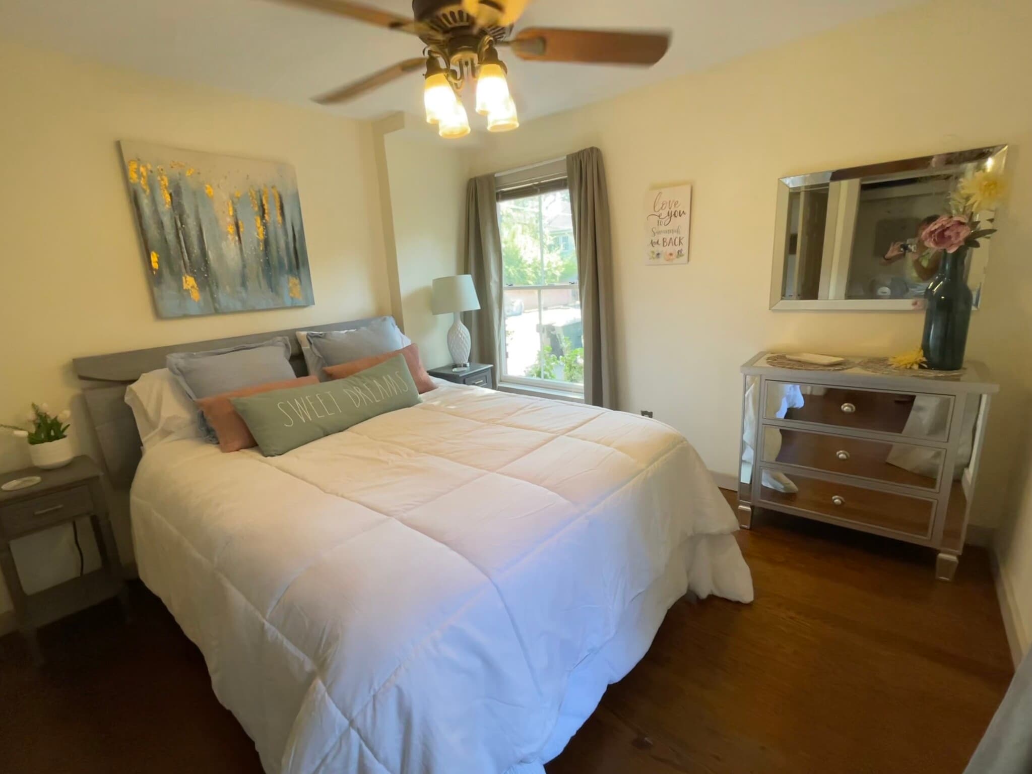 Sunny and bright - 541 E Jones Ln