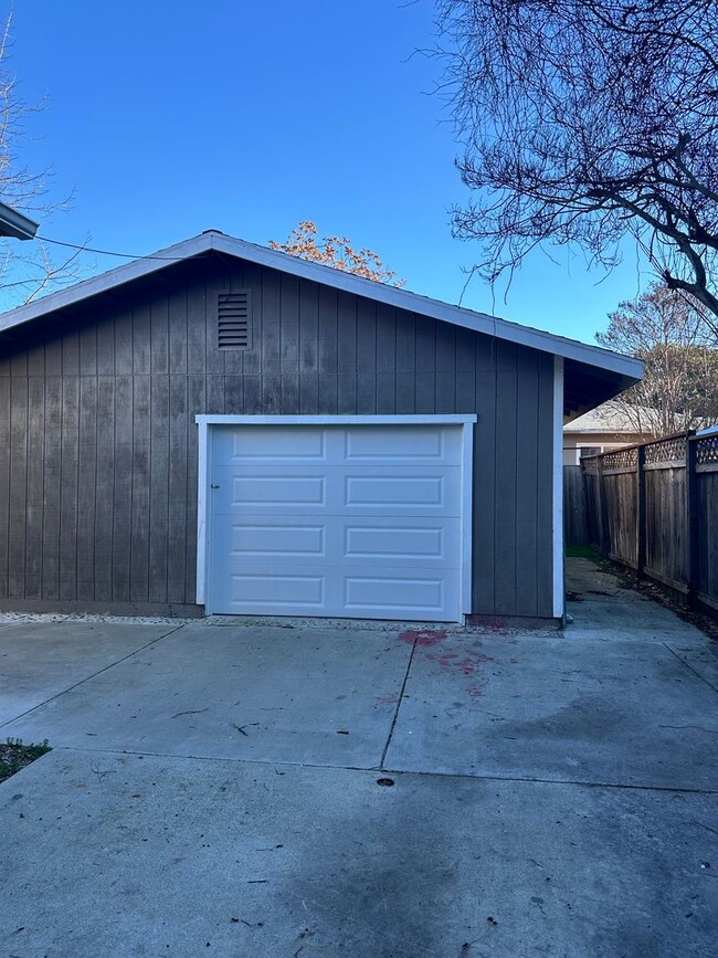 Building Photo - Cute Northside Bungalow