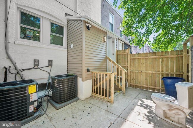 Building Photo - 2614 Sylmar St