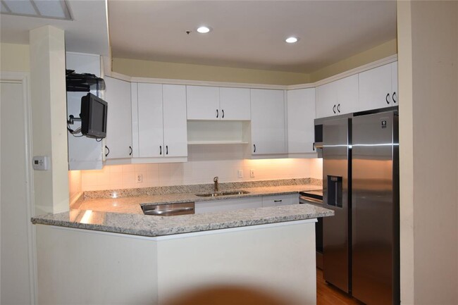 Building Photo - 4040 Avondale Ave