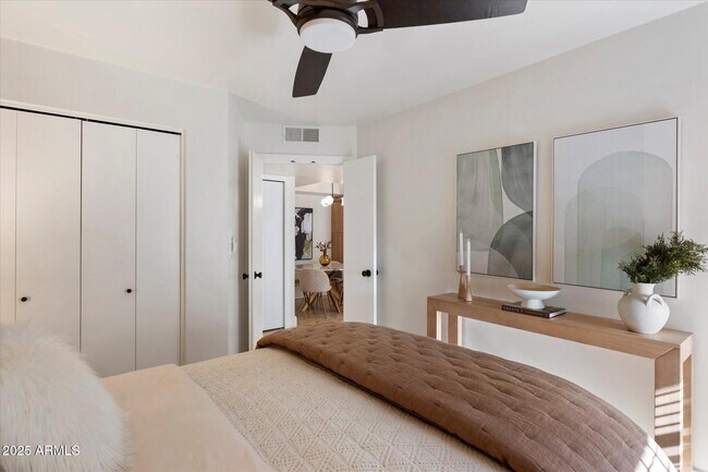 Building Photo - 1820 E Morten Ave