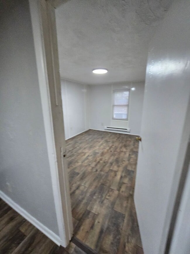 Building Photo - Three Bedroom Apartment Located in Anderso...